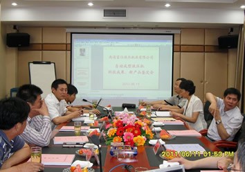 我公司100噸、630噸、1500噸干粉自動成型液壓機通過專家鑒定！